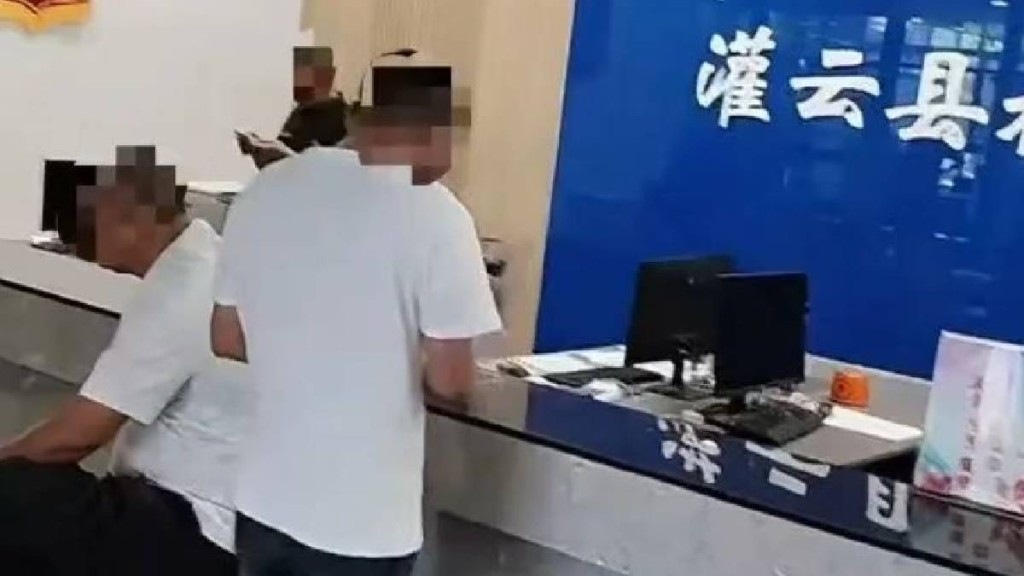 連雲港有政務大廳被質疑無人在崗後，即禁止民眾帶手機入內，以防再被監督。