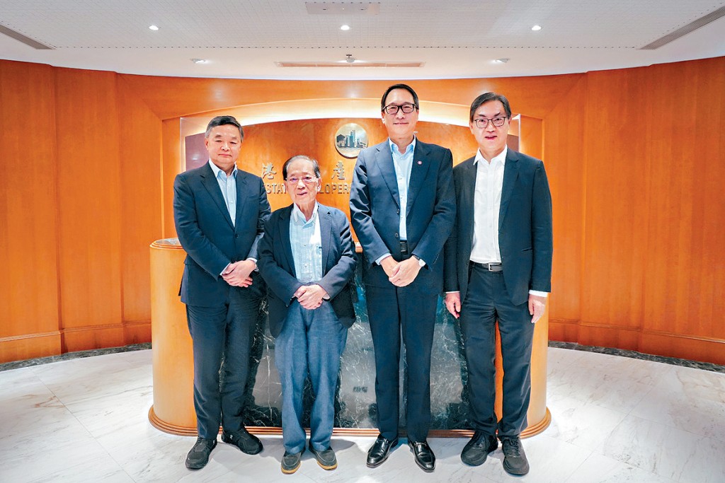港鐵鄧智輝（右二）就屯門第16區站第二期物業發展項目，與地建會梁志堅（左二）、龍漢標（左一）及黃浩明（右一）進行諮詢及交流。