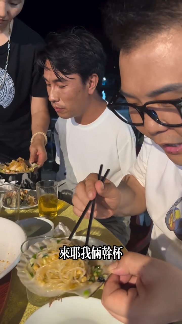 李金凱身邊有一神秘女子貼身照顧,原來她是李金凱的二姐。 李金凱身邊有一神秘女子貼身照顧,原來她是李金凱的二姐。