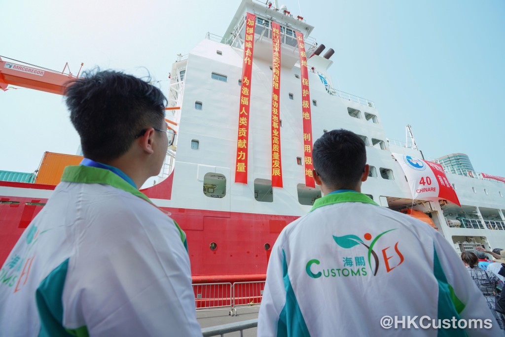 Customs YES成員在雪龍2號上參觀。香港海關facebook圖片