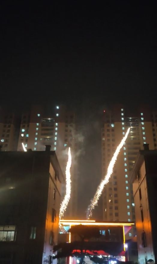 齊河縣委書記孫修煒受查落馬，民眾放煙火燒炮仗慶祝。抖音
