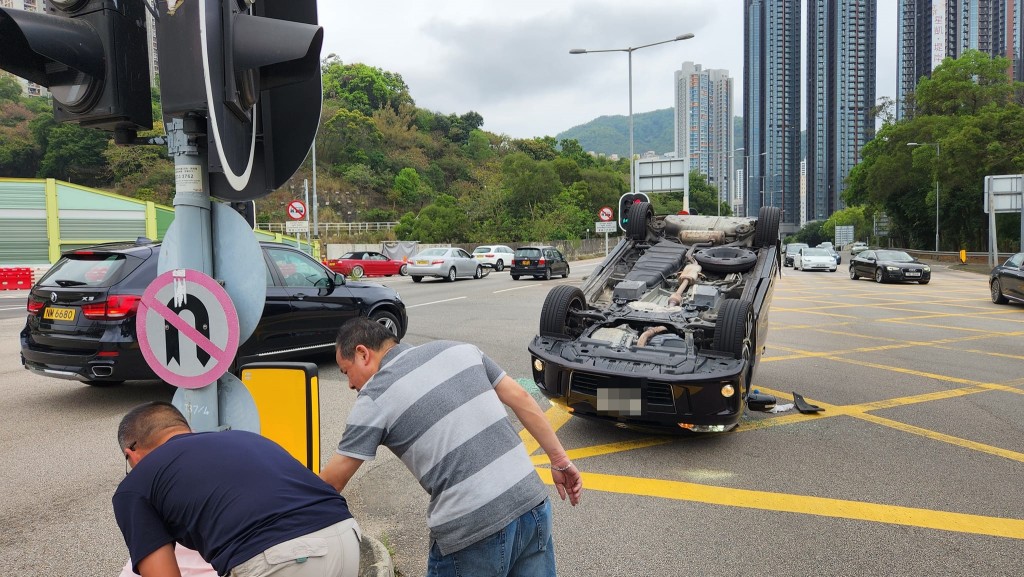 黑色私家车被撞翻。fb：车cam L（香港群组）