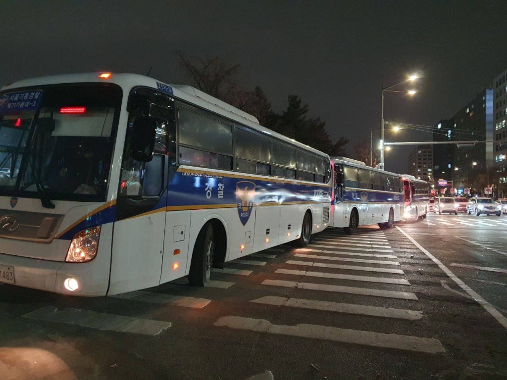 大量警車停泊在路旁。