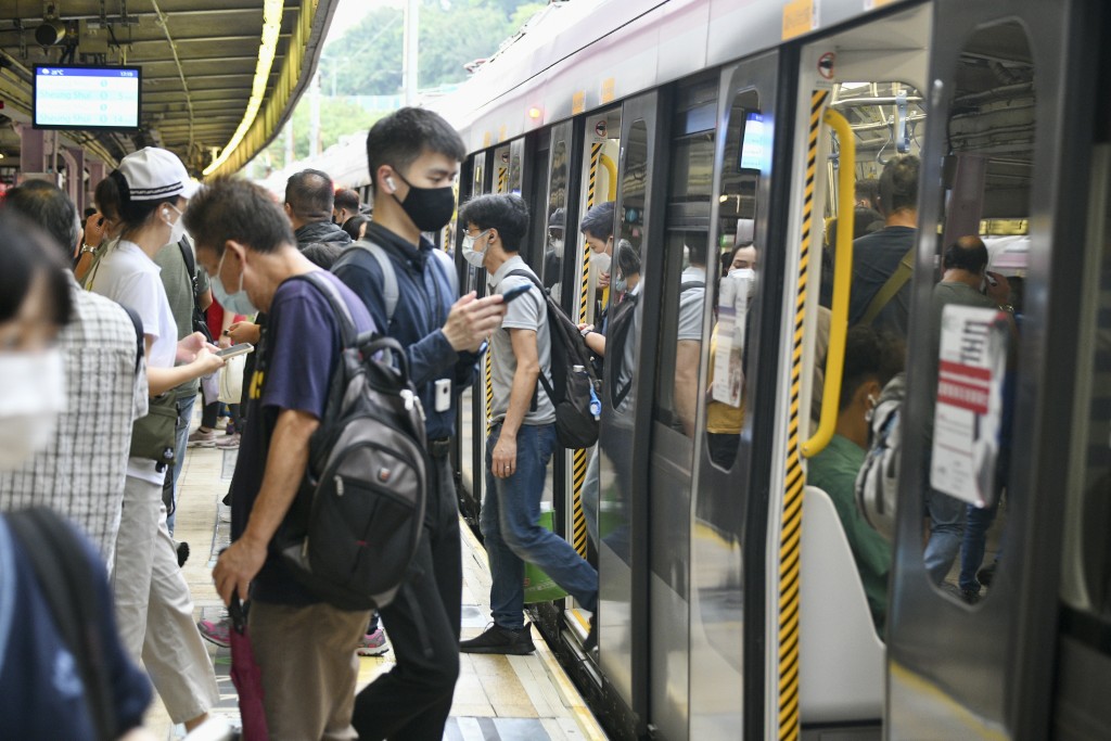 陳帆指東鐵綫繁忙時間年底可加密至2.5分鐘一班。資料圖片