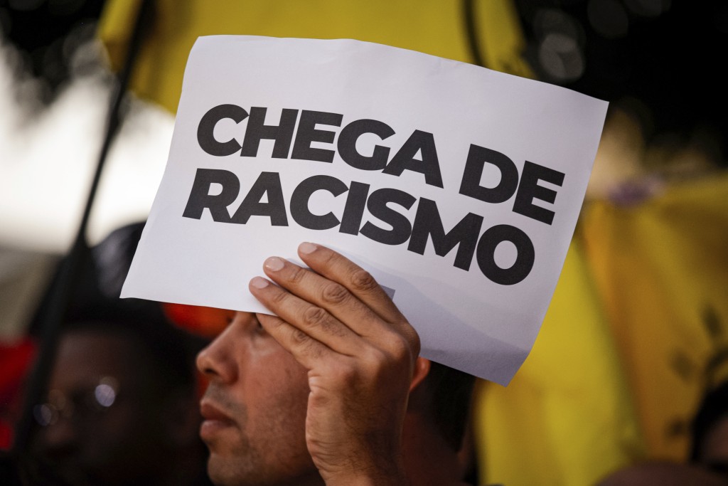世界各地都有球迷聲援雲尼斯奧斯和反種族歧視的抗議。AP