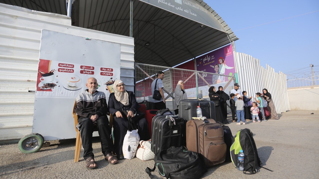 巴勒斯坦人得知拉法口岸可能開放，早已執拾行李在口岸等待。 美聯社