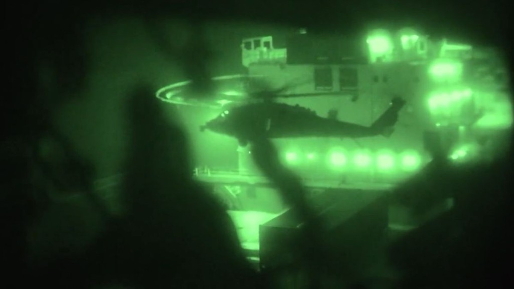 伊朗货船试图突破封锁，遭美军武力拦截并扣押。X@ U.S. Central Command