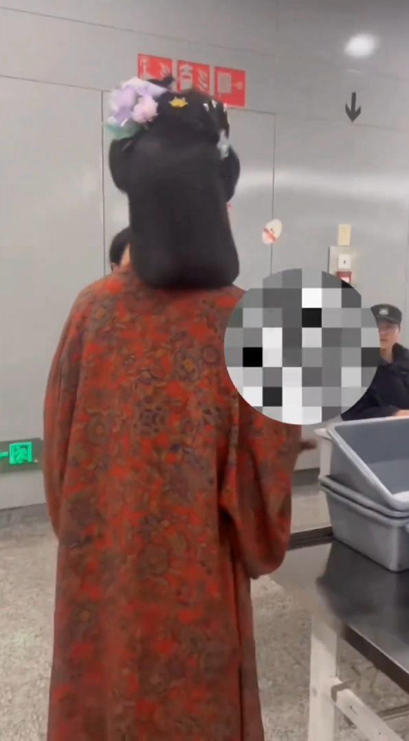 汉服女子上海地铁安检被拒（网图）