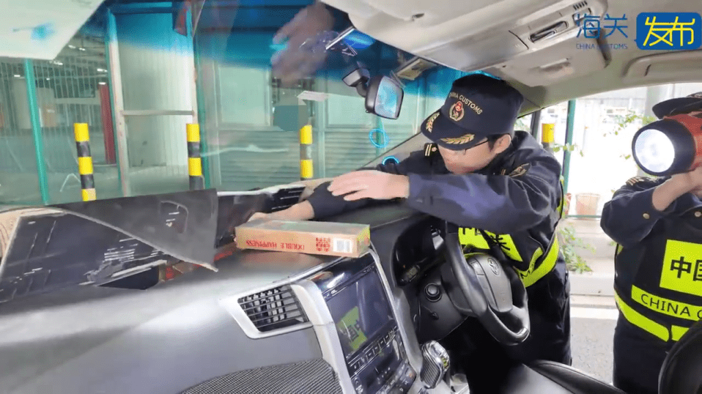 海关人员在仪表板的暗格中发现“私烟”。