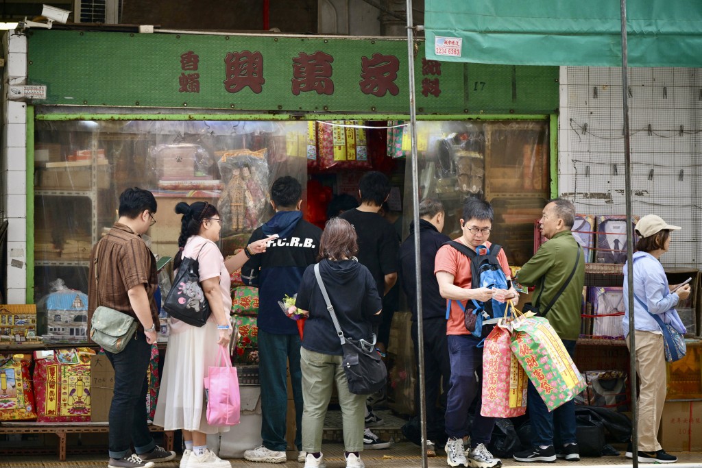 燒臘味店、紙紮舖門前不時出現人龍。 燒臘味店、紙紮舖門前不時出現人龍。