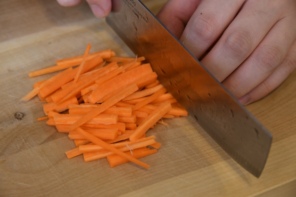 Step 2: 甘笋切丝。 Shred the carrot.