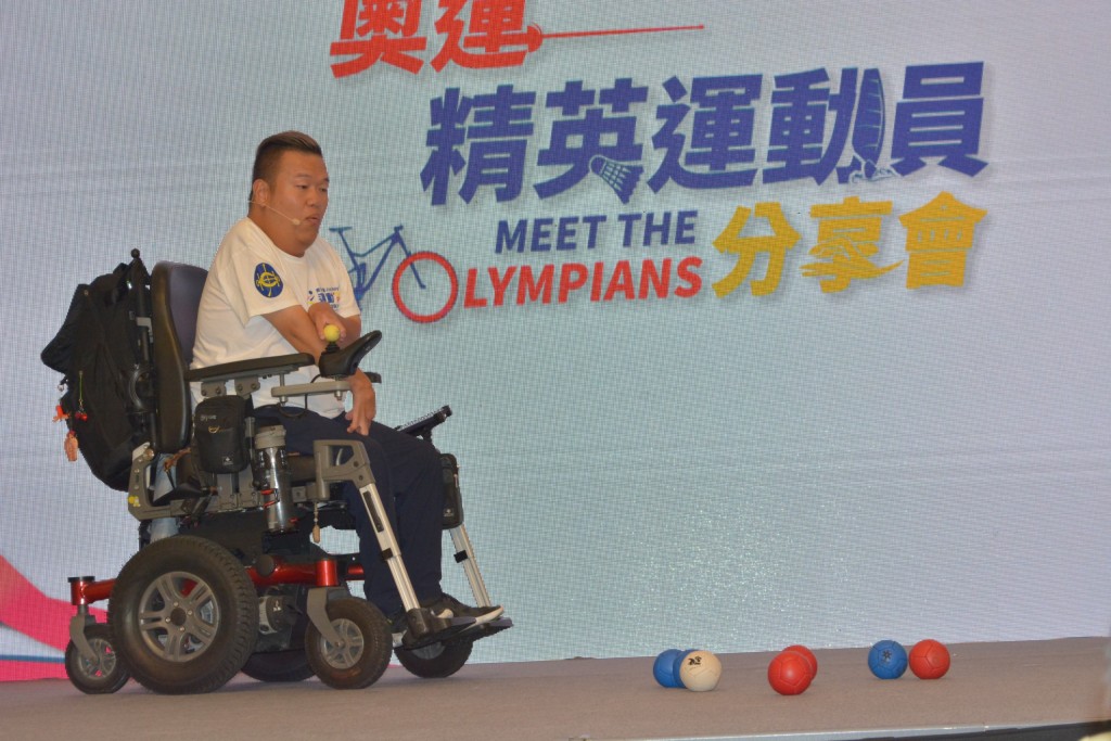 有小朋友掟波掟得不錯,阿榮也感愕然。 有小朋友掟波掟得不錯,阿榮也感愕然。