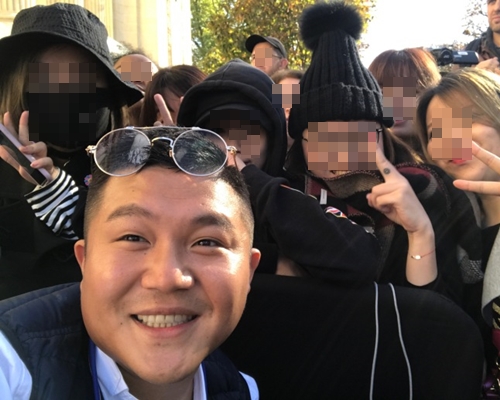 曹世鎬與GD粉絲合照。