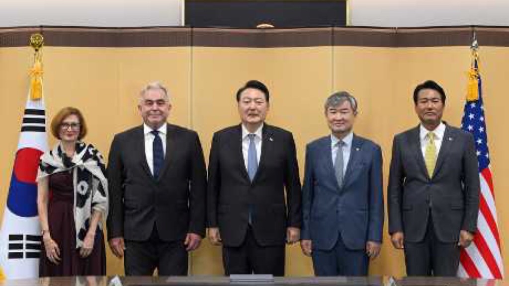 美國國家安全委員會印太協調員坎貝爾（左二）與南韓總統尹錫悅（中）在南韓總統府會面。  美聯社