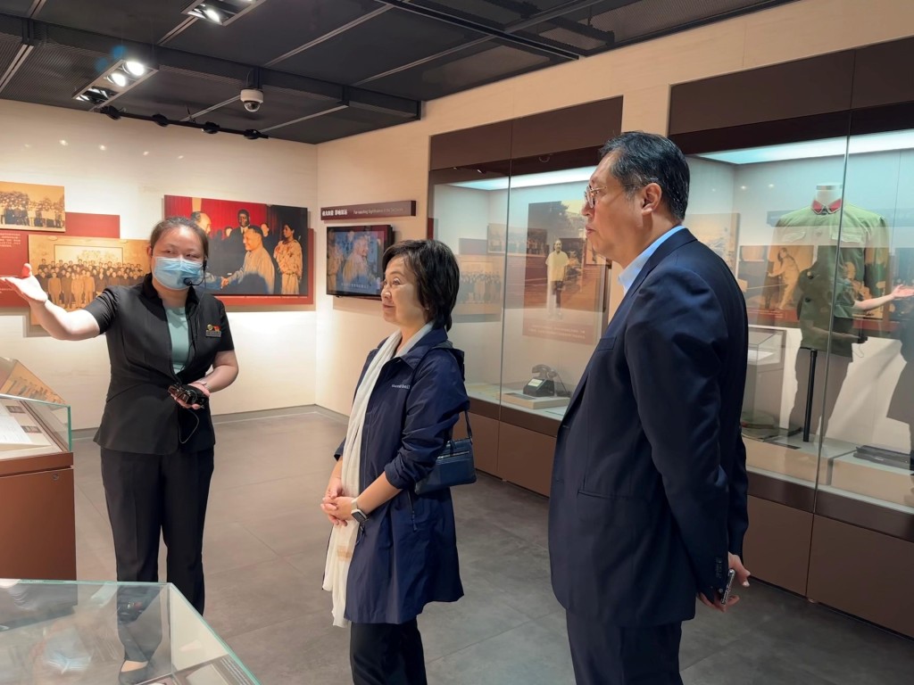 蔡若蓮到訪毛澤東故居陳列館，聽取工作人員介紹展品。政府新聞處