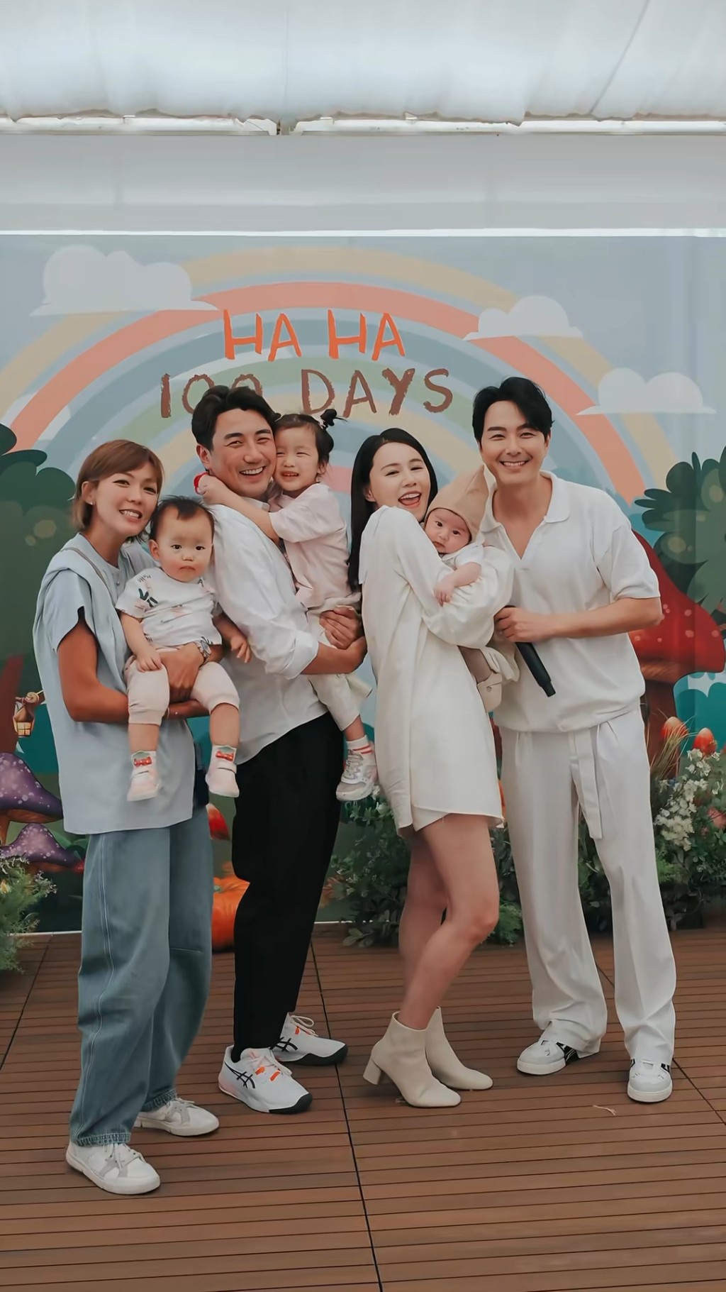 黃翠如老友洪永城帶老婆及兩名女兒到場。 黃翠如老友洪永城帶老婆及兩名女兒到場。