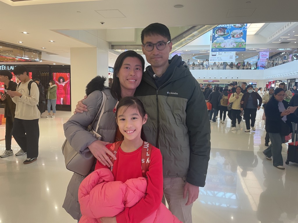 同樣住在附近的翁先生一家三口到商場感受節日氣氛。