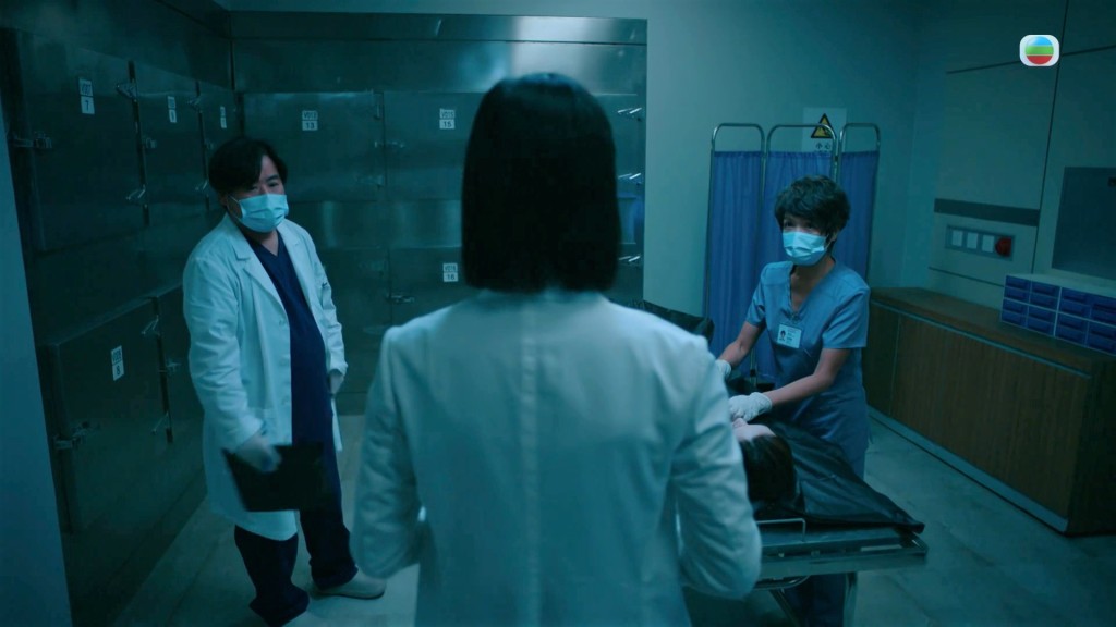 陳曉華強忍傷痛向韋家雄詢問死因。 陳曉華強忍傷痛向韋家雄詢問死因。