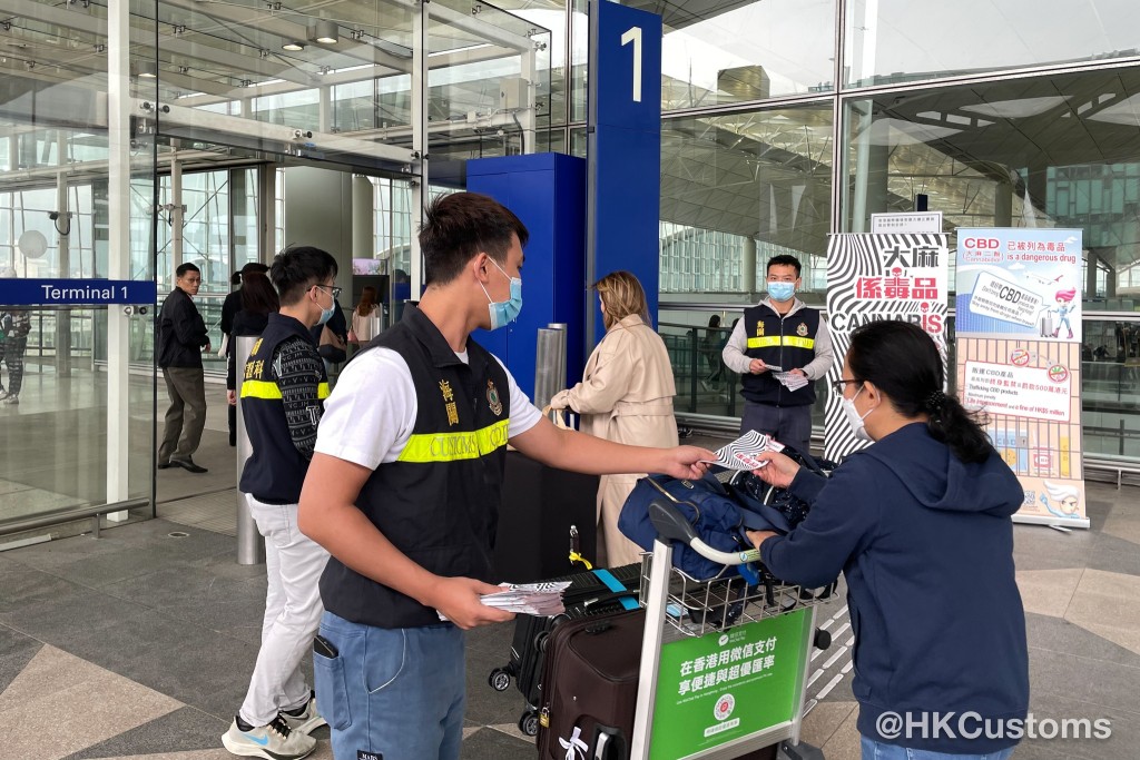 香港海關今日（3日）在香港國際機場派發宣傳單張，提醒市民CBD的進出口或管有均受管制。香港海關Fb圖片