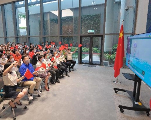 特首與官員今早齊放下手上工作,看直播支持港隊。政府圖片