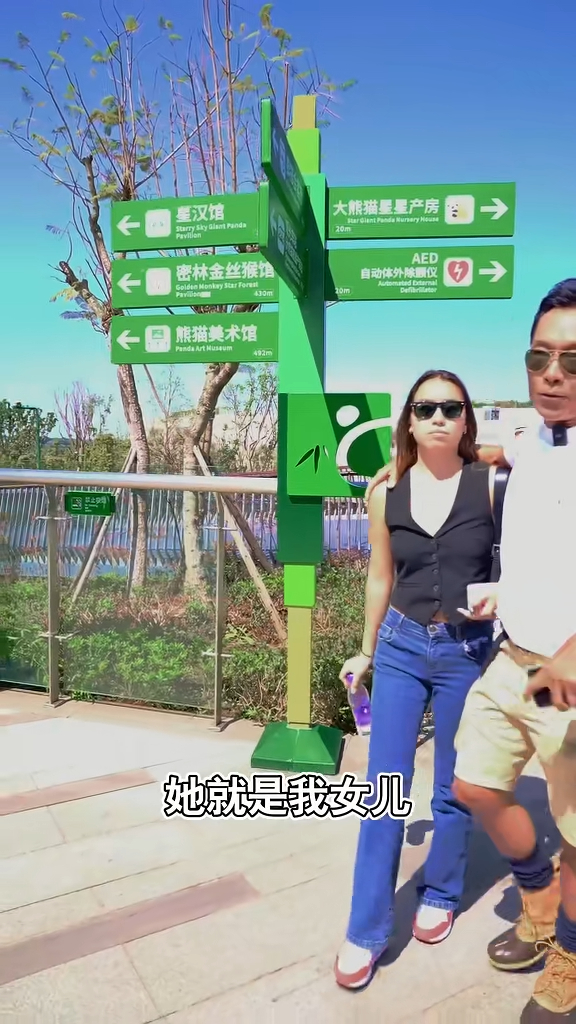 近日郑浩南于抖音上载新片，他与19岁郑喜文（左）罕有一同拍片。