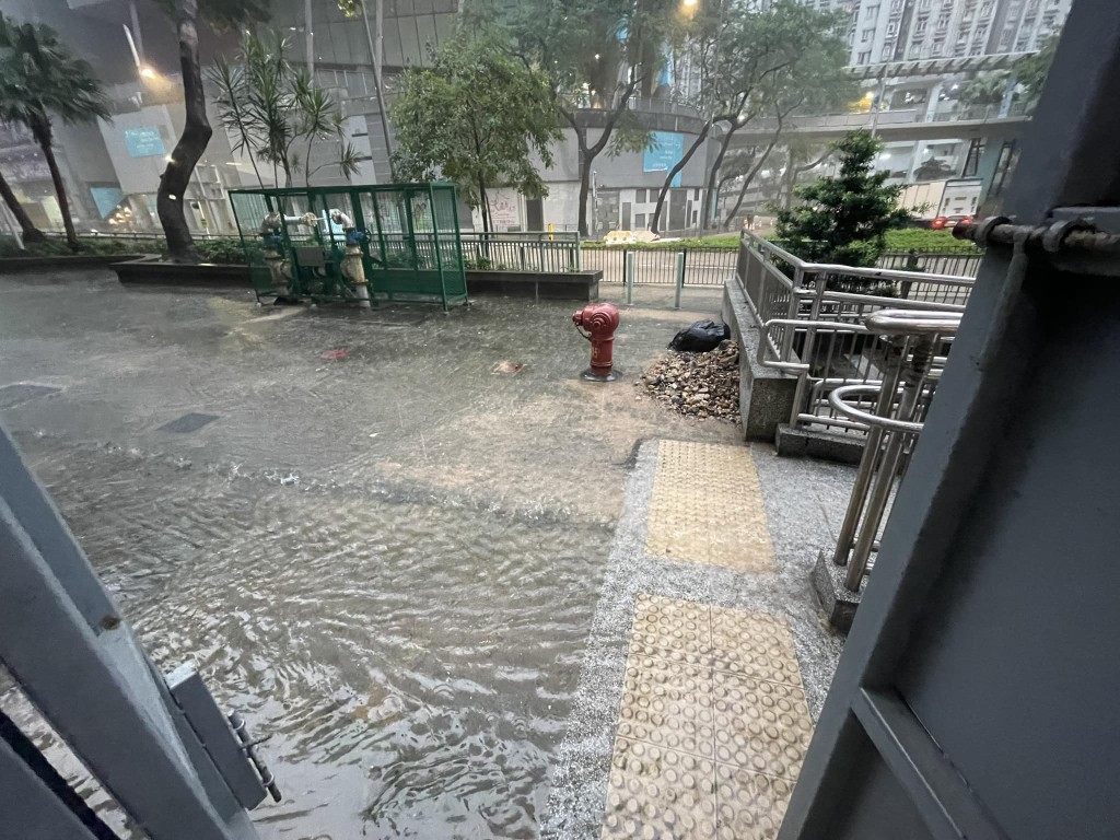 柴湾区内多处水浸。网上图片