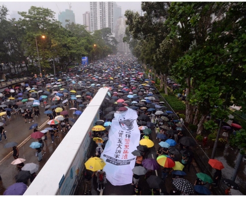 大雨持續2小時仍人頭湧湧。
