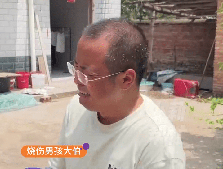 燒傷男童大伯受訪時不禁落淚。 小莉幫忙