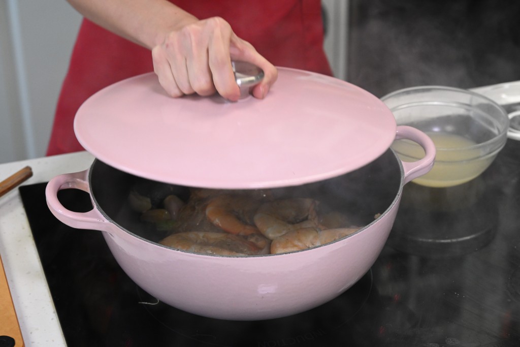 Step 7: 蓋上煲蓋，煮至收汁（約三分鐘）。 Cover the pot with a lid, cook until the sauce has thickened (about 3 minutes).