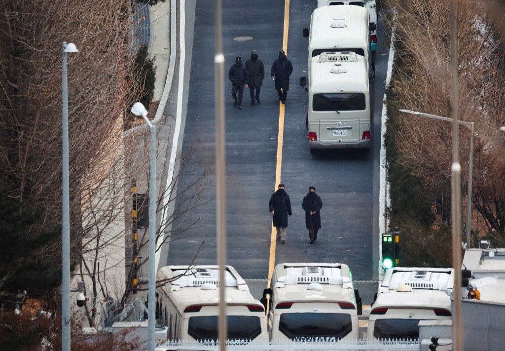 公調處呼籲總統官邸警衛處配合逮捕尹錫悅，圖為警衛處調派7輛大型巴士阻擋正門與後門。路透社