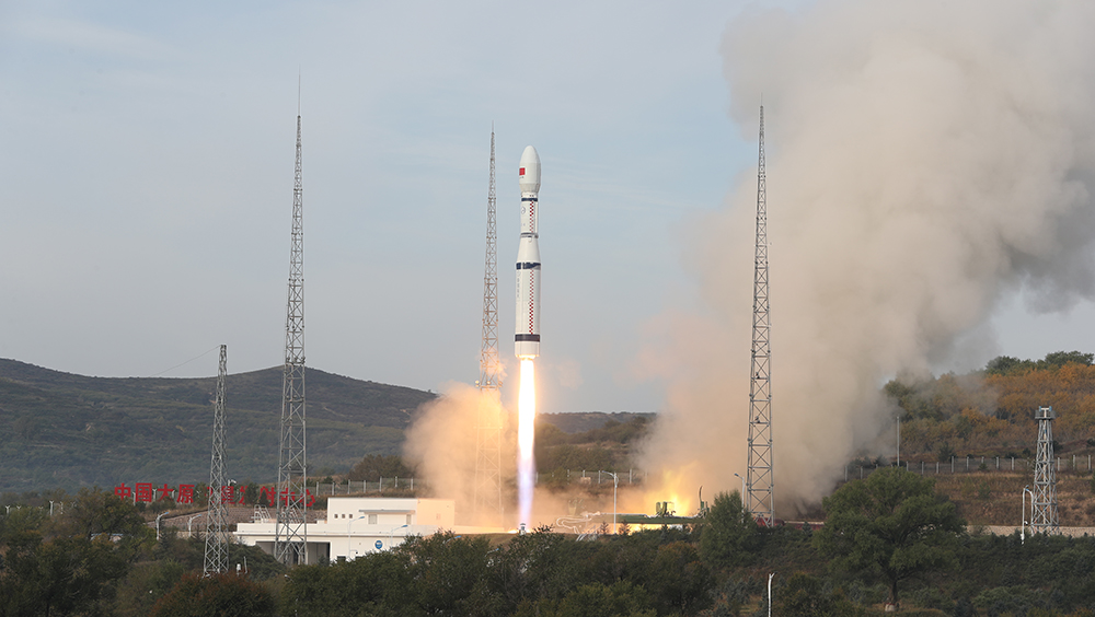 長征六號運載火箭成功發射試驗16號A/B星和試驗17號衛星。新華社