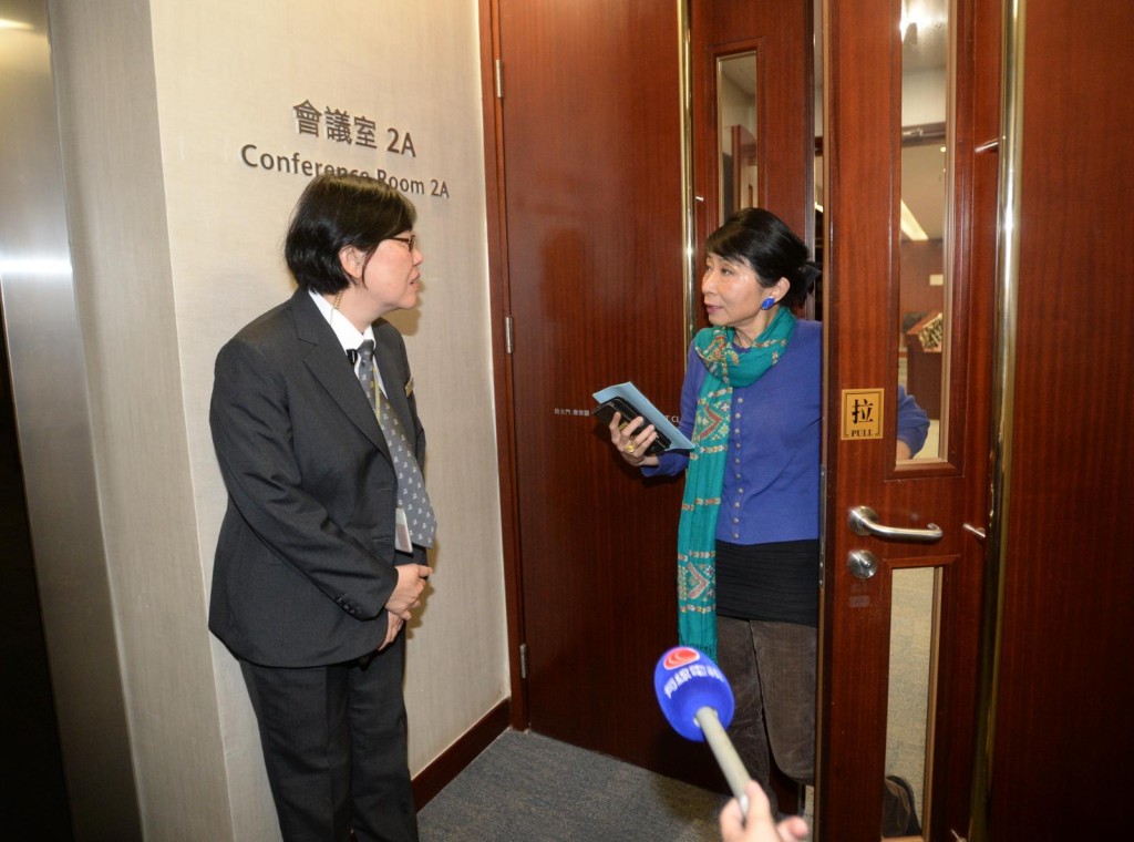 議會陣線毛孟靜(右)提早到會議室準備開會。
