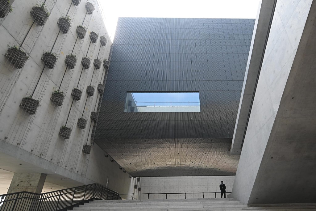 博物館大樓樓高18層，設33個展廳。