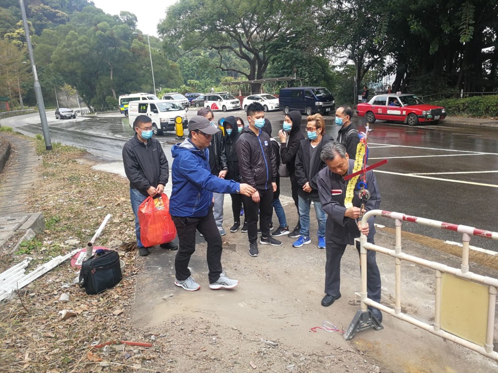 死者家屬返現場路祭。梁國峰攝