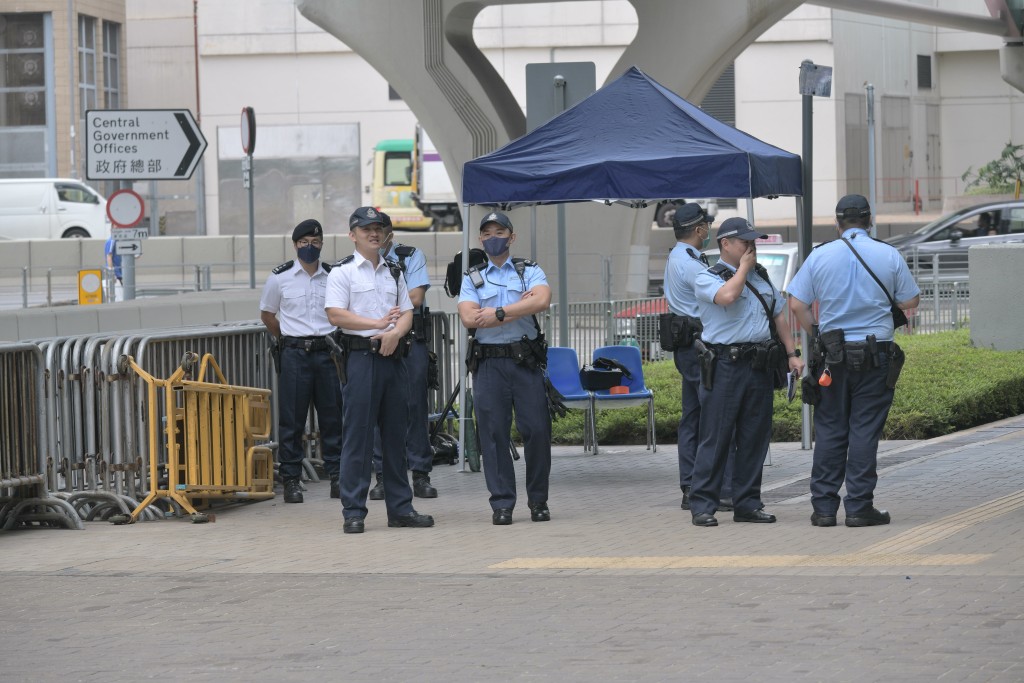 社民連5人政總外請願，多名警員在場戒備。陳浩元攝