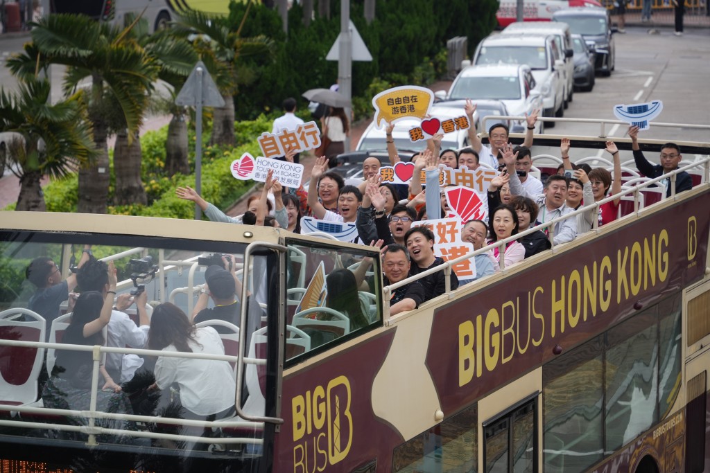 代表團今午（4日）乘搭開篷巴士到達中環碼頭，一團人高呼「你好香港，我愛香港」。