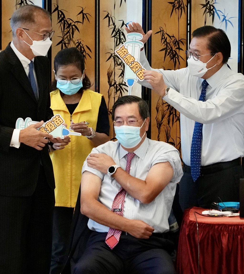 卢宠茂（左）出席立法会接种流感疫苗活动。（苏正谦摄）