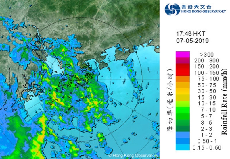 預料未來一兩小時本港各區仍然間中受大驟雨影響。