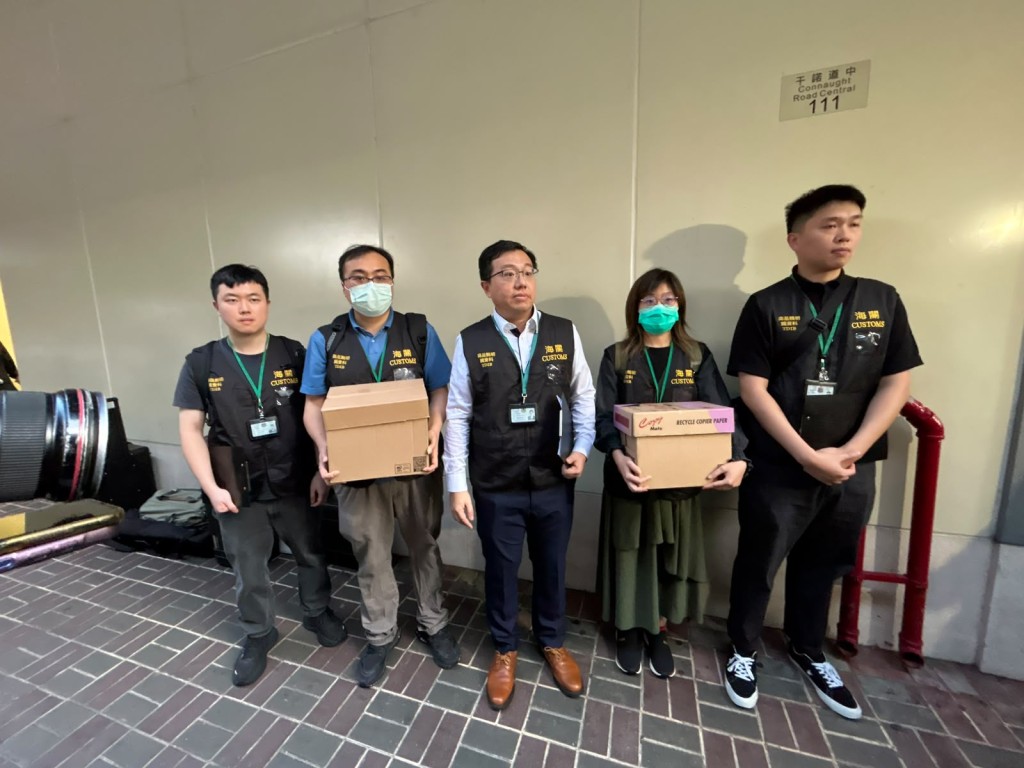 海關今日到上環一商廈單位搜證。曾志恒攝 海關今日到上環一商廈單位搜證。曾志恒攝