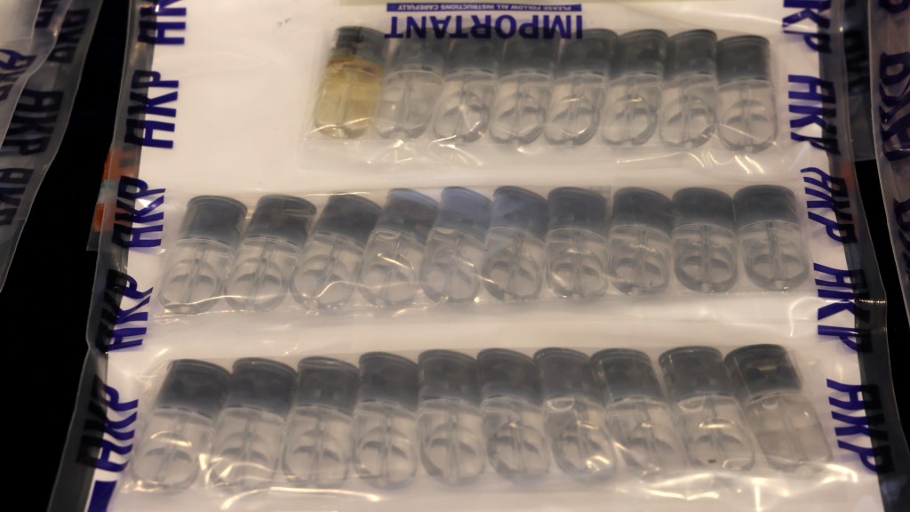 香港警方查獲的「太空油」。 路透社 香港警方查獲的「太空油」。 路透社