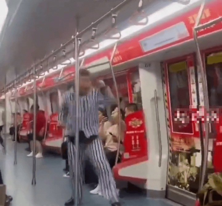 穿病人服男子地鐵車廂中蹦跳走動,大吵大鬧,引發恐慌。 穿病人服男子地鐵車廂中蹦跳走動,大吵大鬧,引發恐慌。
