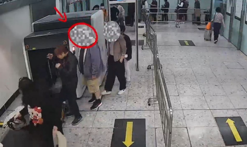 外籍客在西九龙站由内地出境时被发现企图走私古董钱币及古生物化石。海关发布