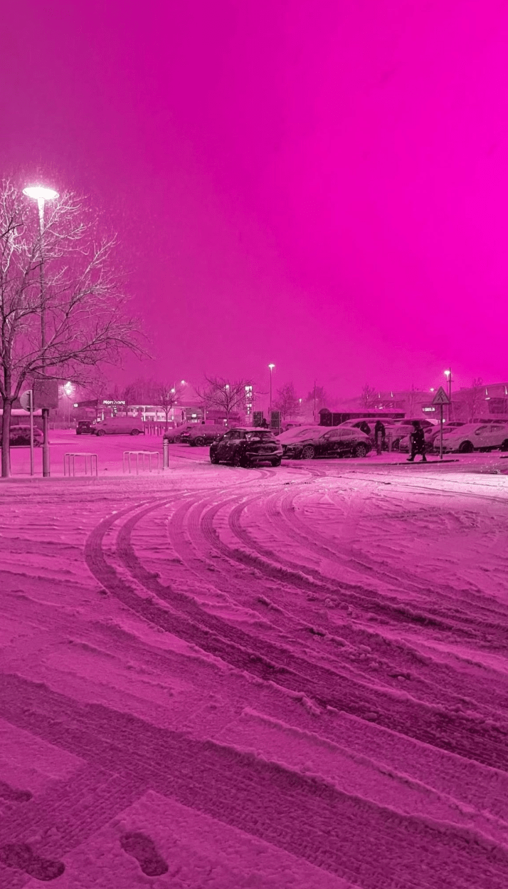 這場奇觀在社交媒體上引發熱烈討論，不少人猜測是罕見的壯麗落日，甚至是北極光奇蹟降臨，但真正答案竟與足球有關。X@FearedBuck