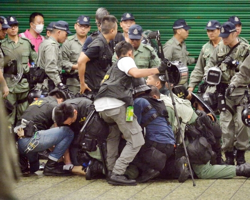 警方制服一人,懷疑是譚凱邦的助理。