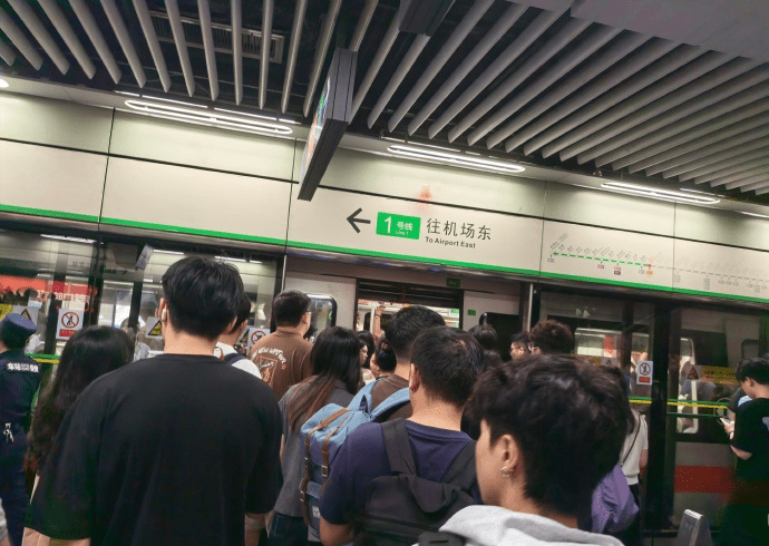 深圳地鐵1號線,早上繁忙時段出故障,多站滯留大量乘客。 深圳地鐵1號線,早上繁忙時段出故障,多站滯留大量乘客。