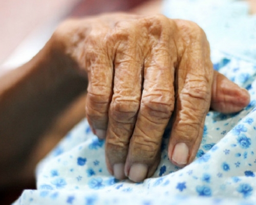 印度百岁老妇惨遭性侵身亡。设计图片