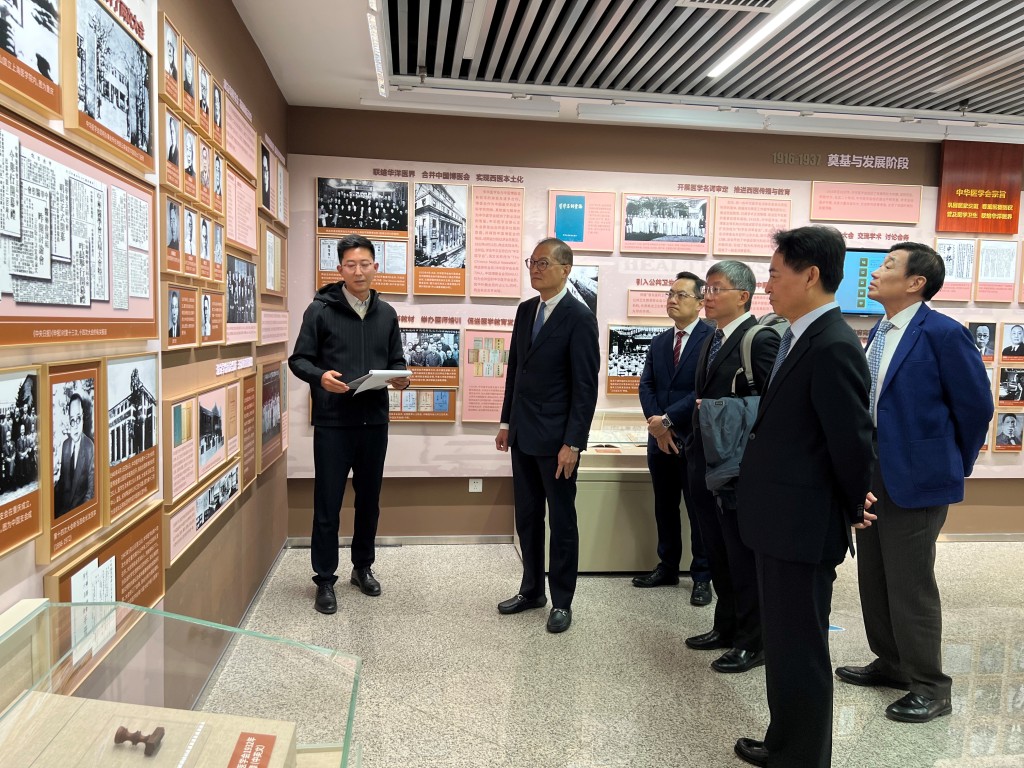 盧寵茂率領代表團在北京拜訪中華醫學會，並在會長趙玉沛（右二）的陪同下參觀其展覽廳。