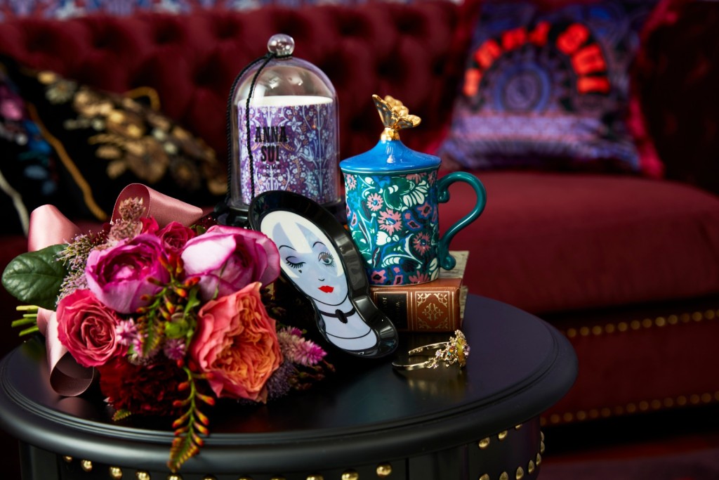 身為碗碟收藏家的你一定不能錯過這款Mini Plate Set 迷你碟組合，設計用上 ANNA SUI 設計中具代表性的 Dolly Face 公仔及帶搖滾味道星形等圖案。