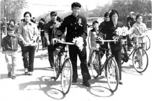 上世紀,單車被視為娶妻的「三轉一響」聘禮之一。東方網 上世紀,單車被視為娶妻的「三轉一響」聘禮之一。東方網