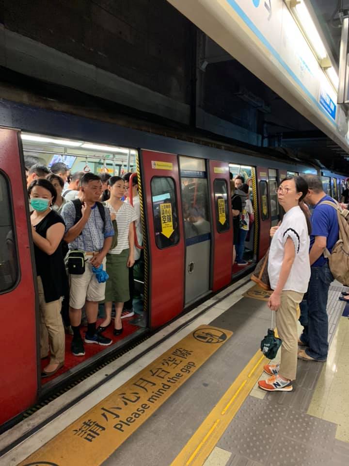 红磡站列车挤满乘客。Stanley Mok 图片
